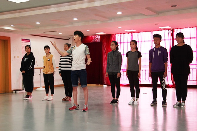 北京星干線表演專業(yè)學(xué)員進(jìn)行聲樂(lè)測(cè)試