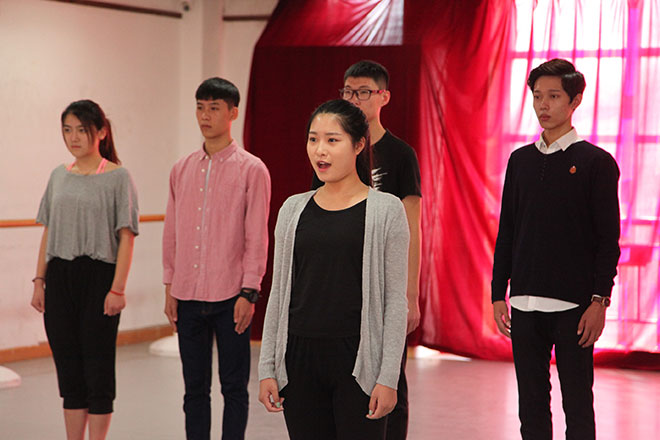 北京星干線表演專業(yè)學(xué)員進(jìn)行聲樂(lè)測(cè)試